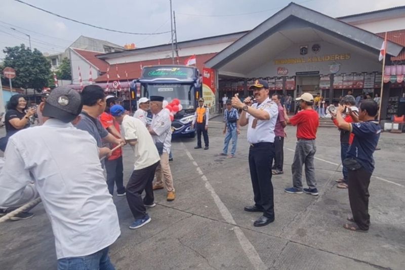 Terminal Lebak Bulus ajak warga dan penumpang ikut lomba tarik bus