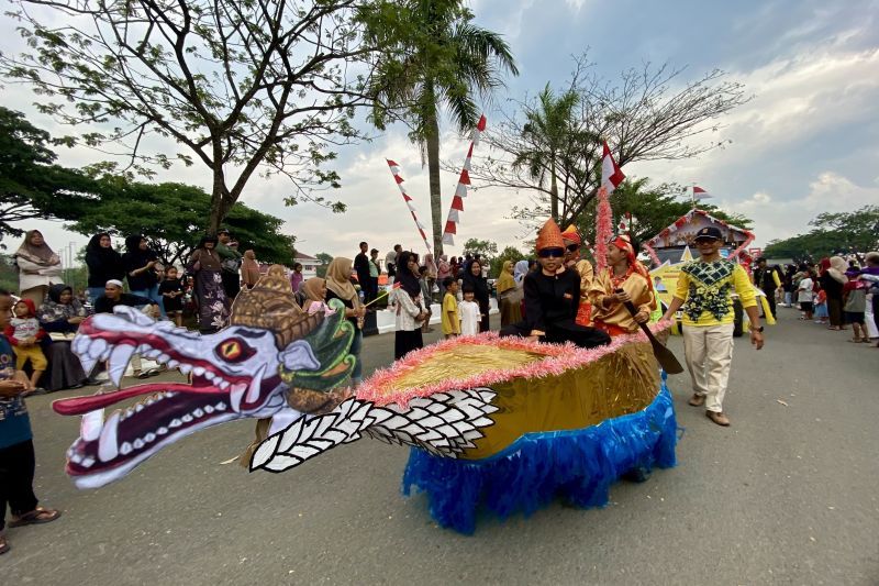Ribuan pelajar Tapin meriahkan Karnaval HUT ke-80 RI di Rantau Baru