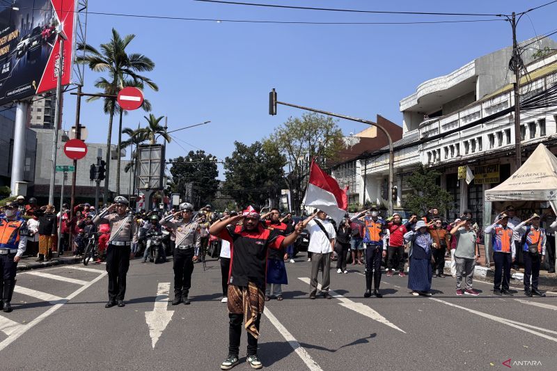 Puluhan pengendara di Bandung berhenti tiga menit peringati HUT ke-80 RI
