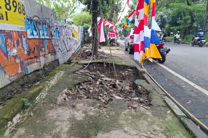 Trotoar di Jalan Dago rusak tidak ramah pejalan kaki