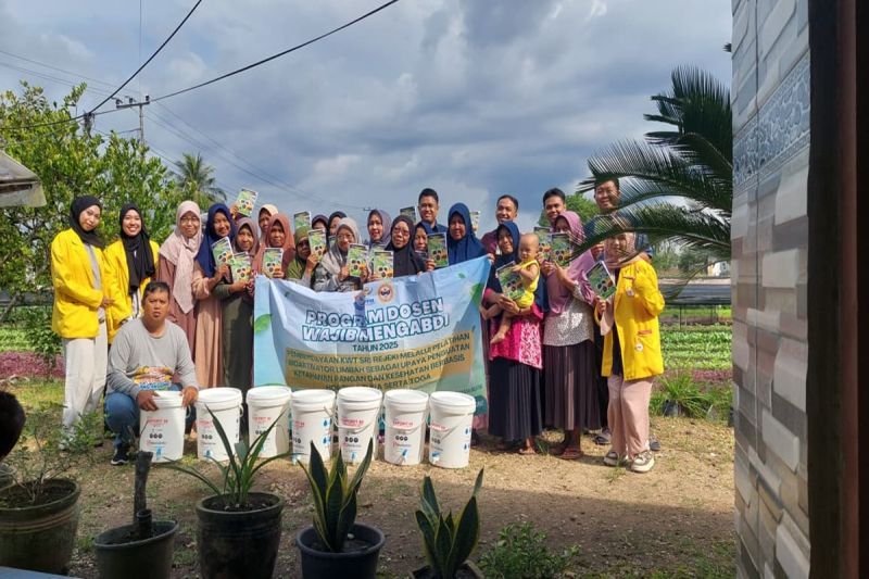 Dosen MIPA ULM latih kelompok tani buat pupuk kompos ramah lingkungan