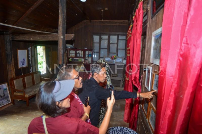 Kunjungan wisatawan ke rumah gadang pejuang Chatib Sulaiman