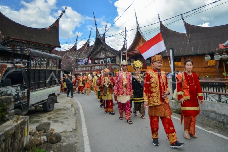 Parade pakaian adat di Solok Selatan
