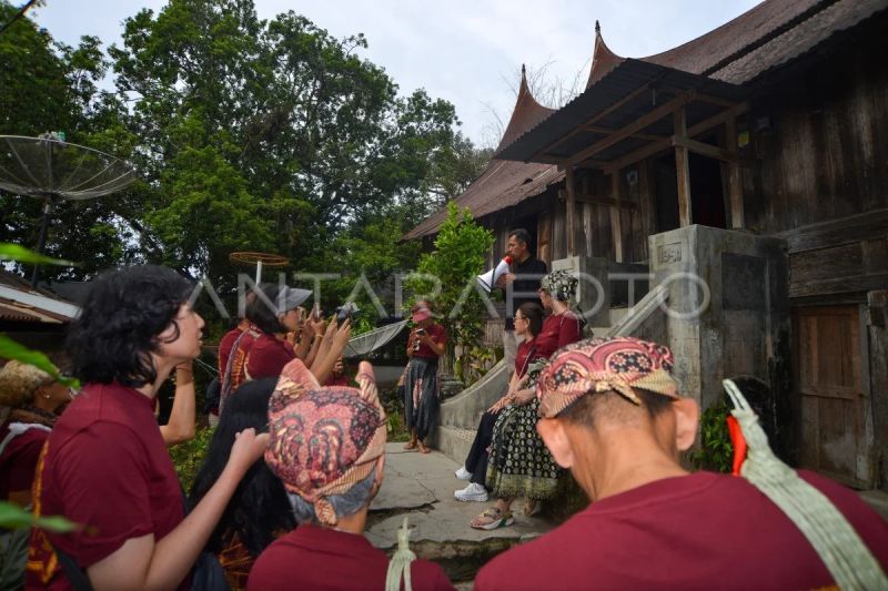 Kunjungan wisatawan ke rumah gadang pejuang Chatib Sulaiman