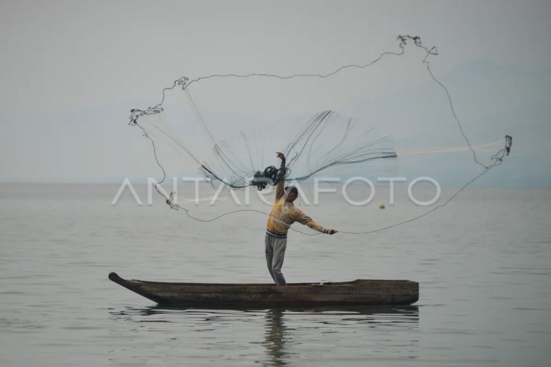 Atraksi Manjalo di Danau Singkarak