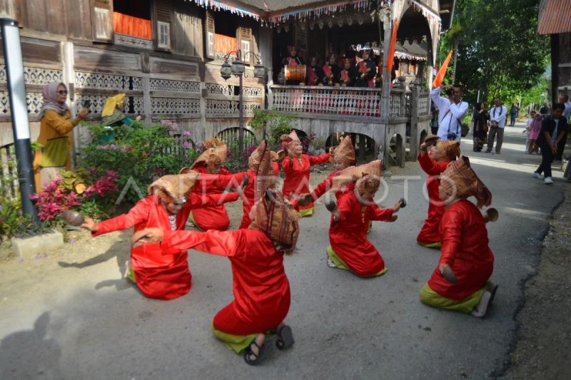 Atraksi tari Tampuruang
