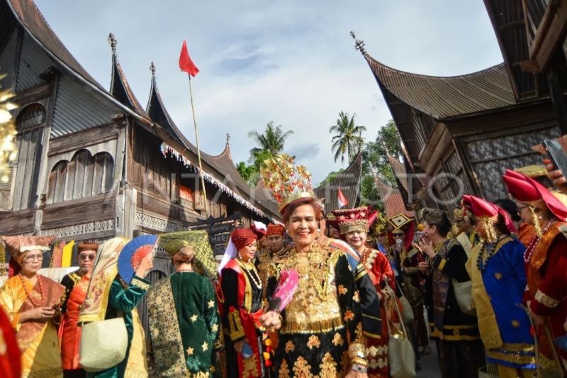 Parade pakaian adat di Solok Selatan