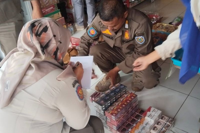 Satpol PP Indramayu menyasar toko eceran dalam razia rokok ilegal