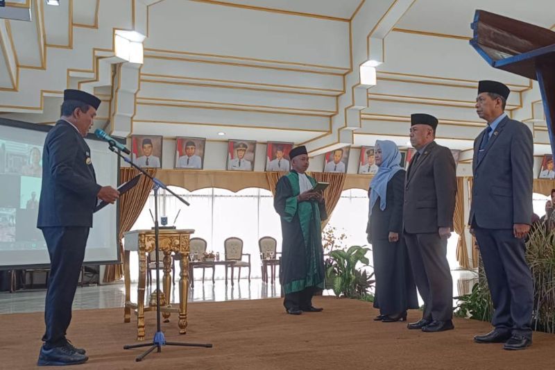 Bupati HSS lantik tiga pejabat pimpinan tinggi pratama