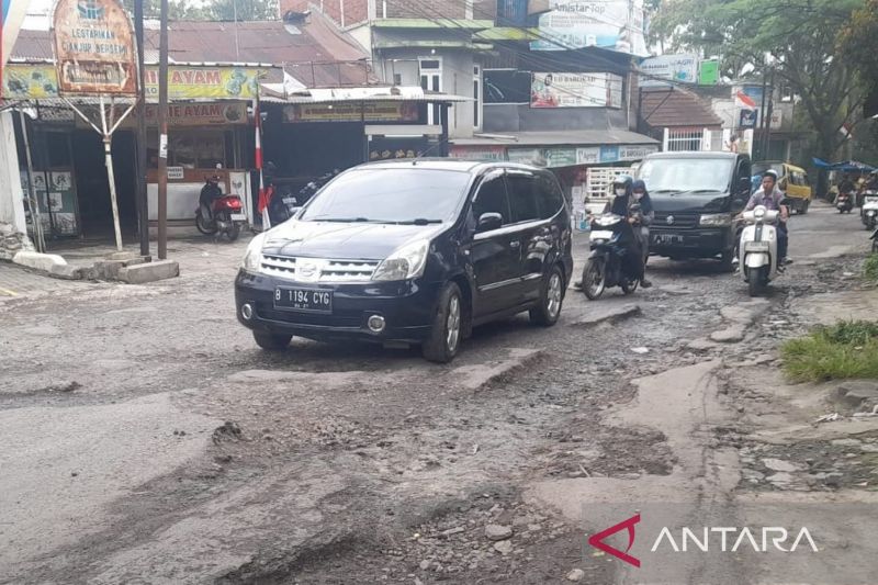 Pemkab fokus perbaiki jalan menuju tempat wisata wilayah utara Cianjur