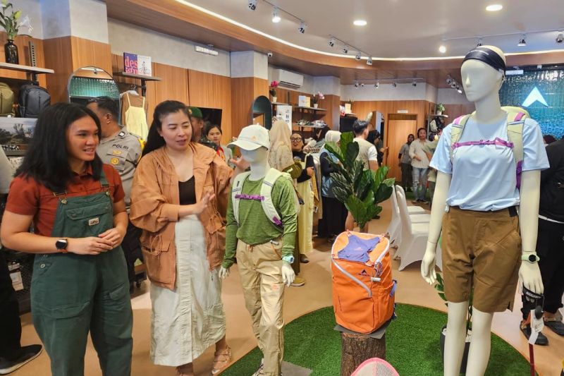 EIGER membuka toko khusus perempuan dan anak pertama di Surabaya