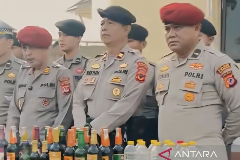 Polres Cianjur menyita 681 botol miras dan 178 knalpot bising