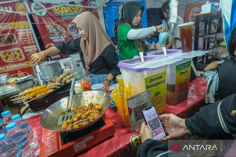 Pedagang di Jatinangor Sumedang mulai beralih ke QRIS