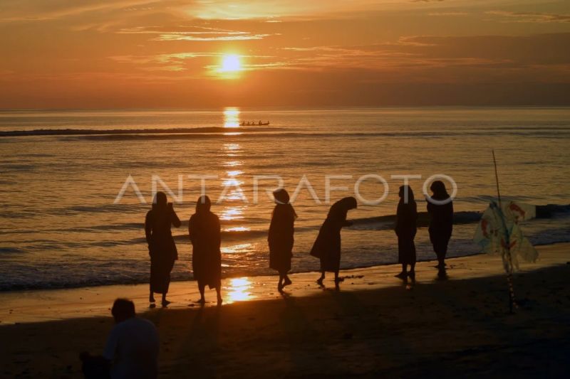 Wisata Pantai Tiku di Agam