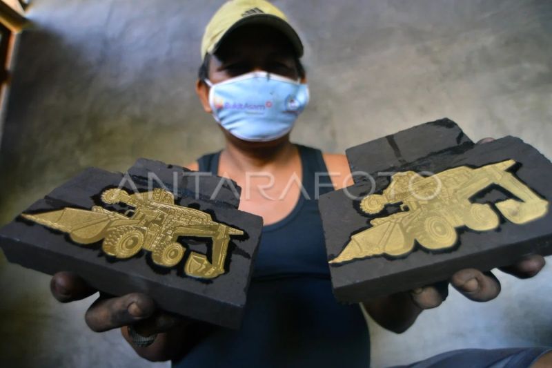 Perajin suvenir batu bara Sawahlunto