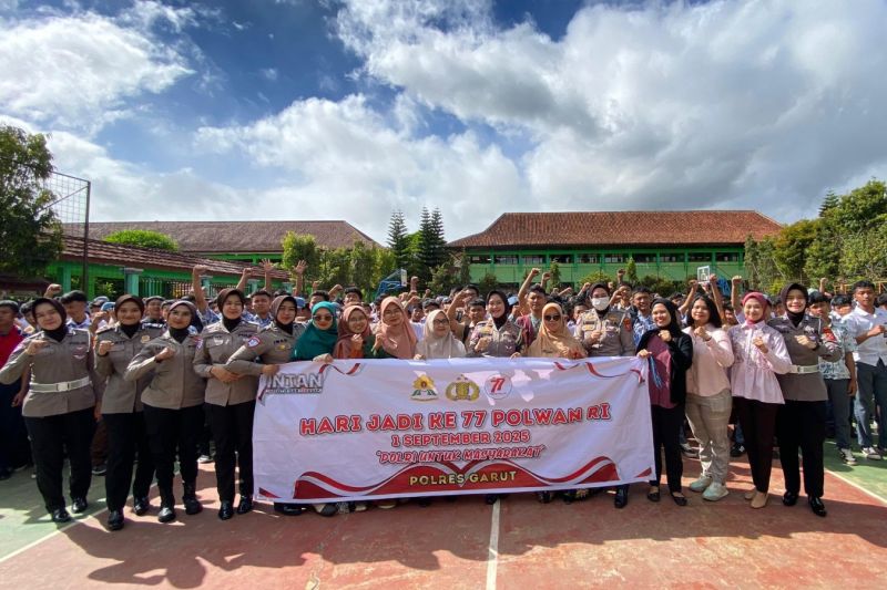 Polwan kampanyekan tertib lalu lintas kepada pelajar di Garut