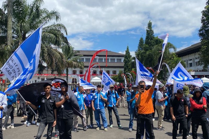 Polrestabes Bandung: 1.030 personel amankan demo buruh di Gedung Sate