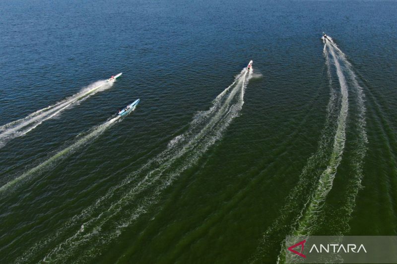 Lomba perahu di Anjungan Teluk Kendari