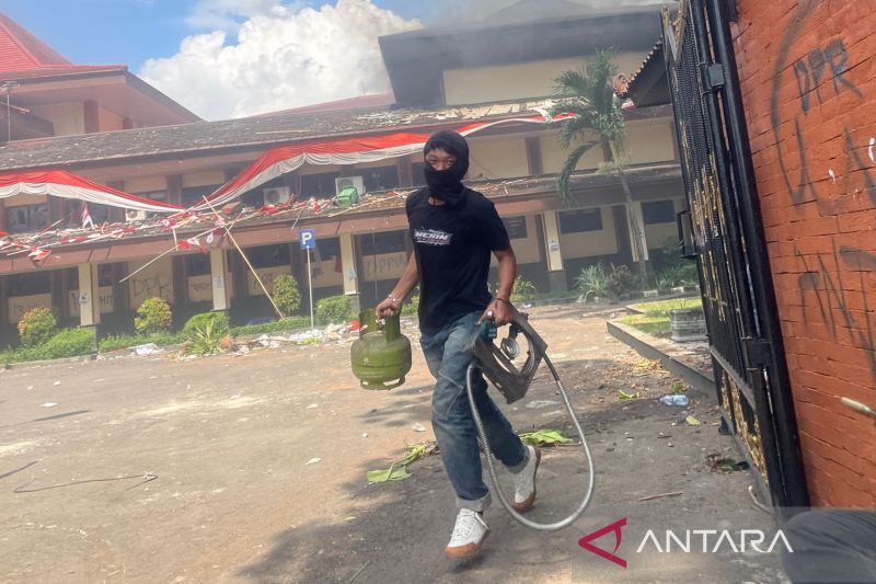Ini aksi perusuh di Gedung DPRD Cirebon: tabung LPG dan kompor gas dijarah