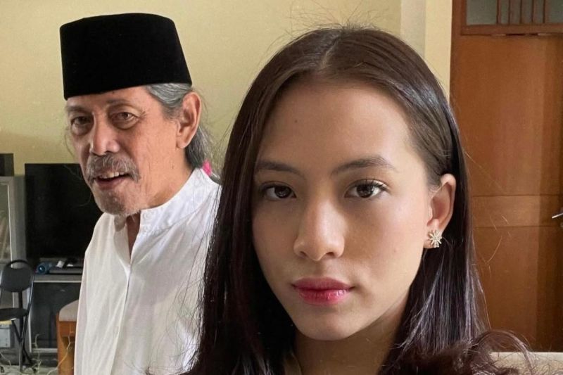Adhisty Zara berduka atas meninggalnya sang kakek Acil Bimbo