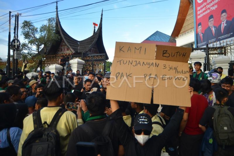 Aksi unjuk rasa di DPRD Sumbar