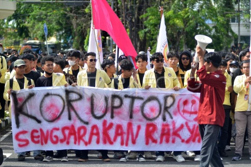 Aksi unjuk rasa di DPRD Sumbar