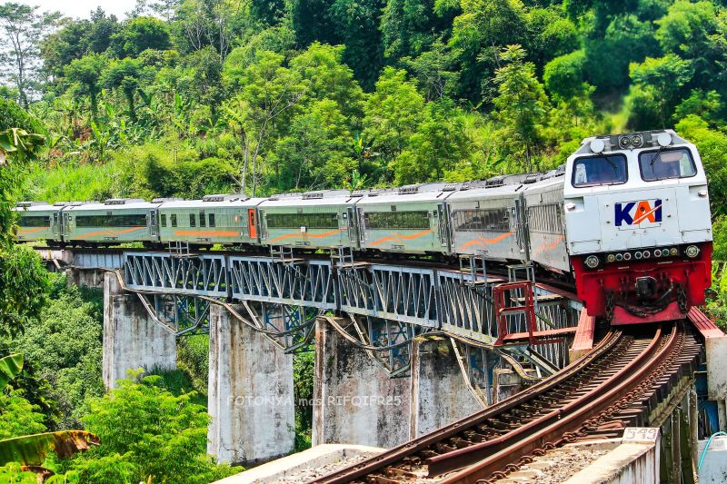 KAI Bandung menyiapkan 102 ribu tempat duduk selama periode Maulid Nabi