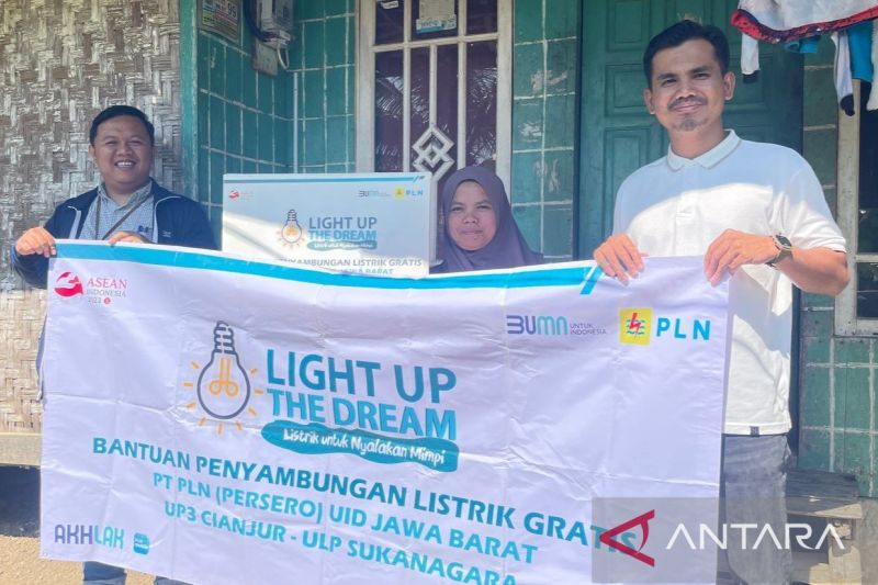 PLN memberikan sambungan listrik gratis bagi warga di Campakamulya
