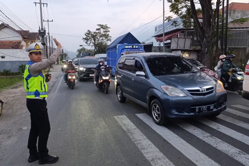 Jalan Bandung Garut hari ini: Polres Garut turunkan tim urai kepadatan