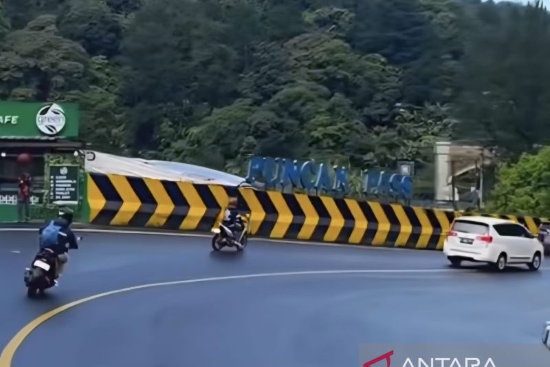 Polres Cianjur merekayasa arus lalu lintas antisipasi macet di Puncak