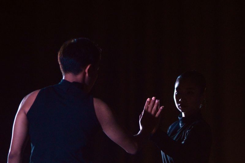 Aksi penari Ganggam Tari Kontemporer III