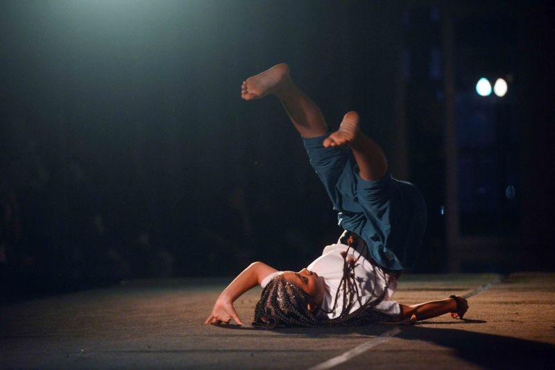 Aksi penari Ganggam Tari Kontemporer III