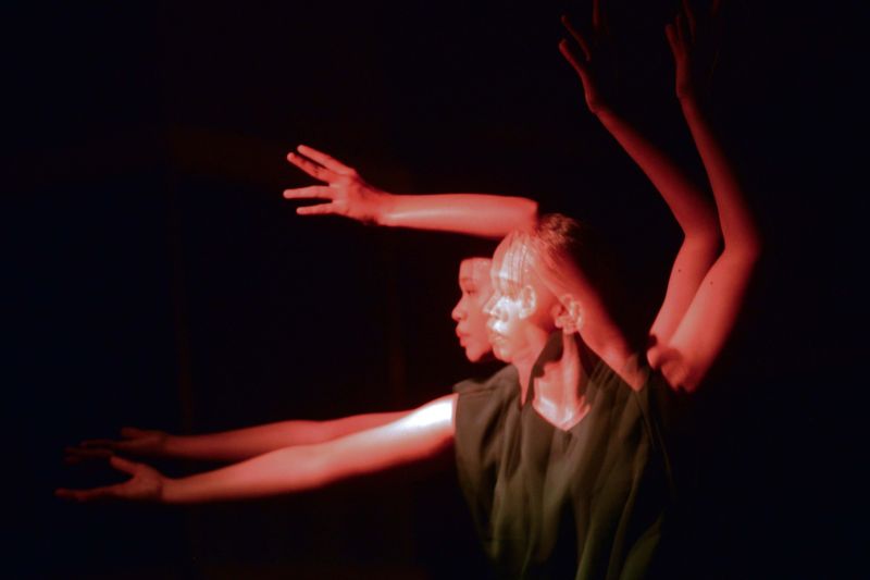 Aksi penari Ganggam Tari Kontemporer III