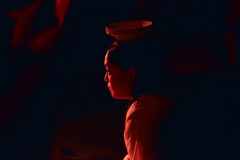 Aksi penari Ganggam Tari Kontemporer III