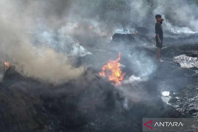 Kebakaran pabrik ban bekas di Konsel