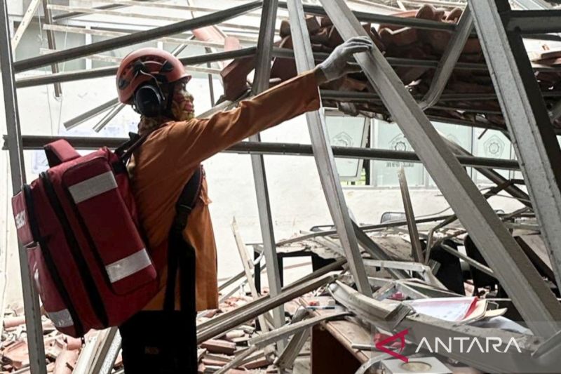 Gedung SMKN 1 Cileungsi ambruk saat kegiatan belajar mengajar berlangsung