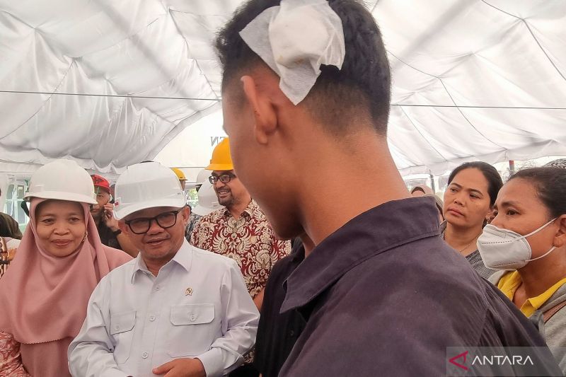 Mendikdasmen gerak cepat mengirim bantuan pascaatap roboh SMKN Cileungsi