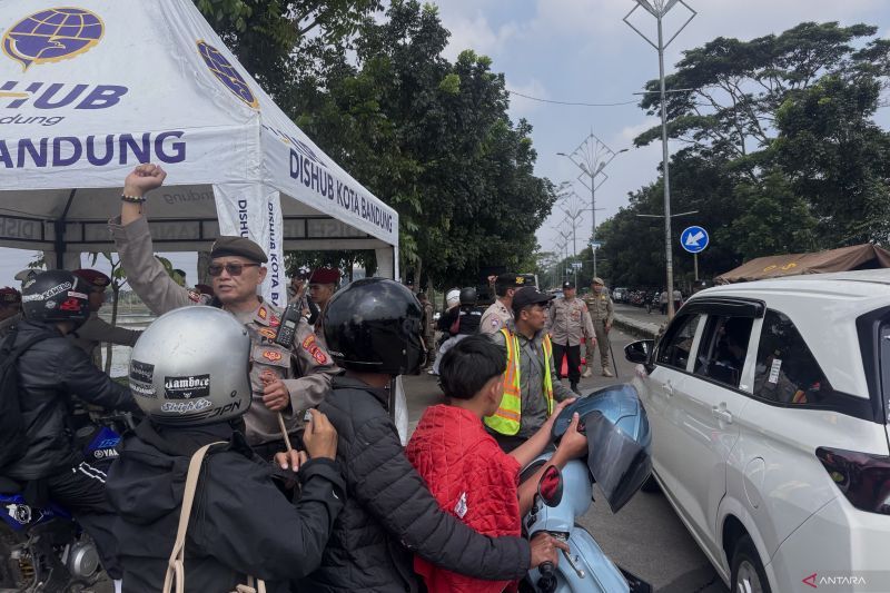 Polrestabes Bandung melakukan penyekatan cegah Bonek datang ke stadion