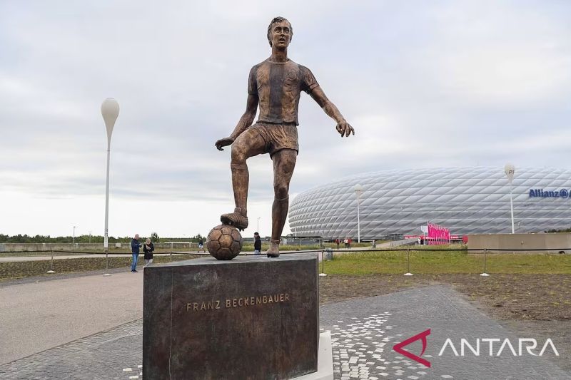 Bayern Muenchen perkenalkan patung Franz Beckenbauer