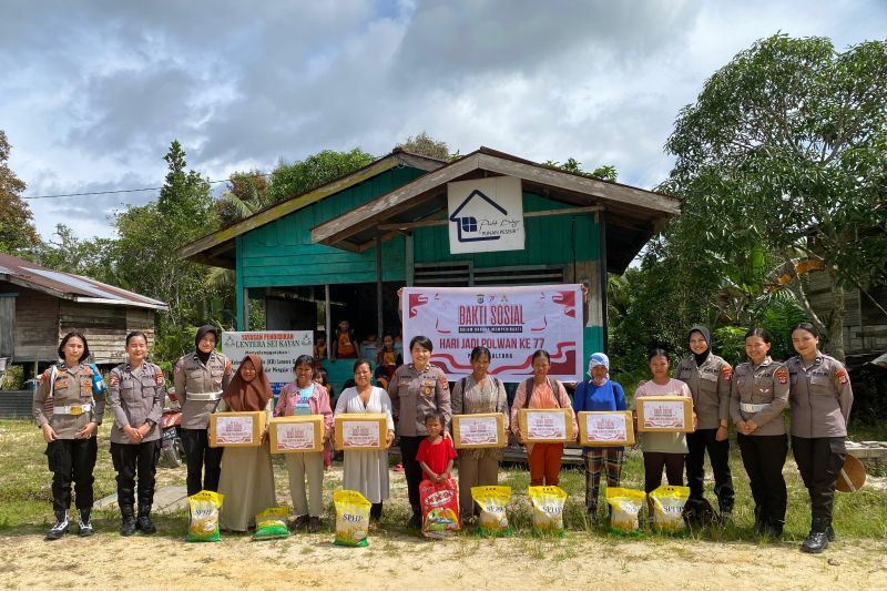 Polwan Polda Kaltara Gelar Bakti Sosial di Desa Apung dalam Rangka Hari Jadi Polwan ke-77
