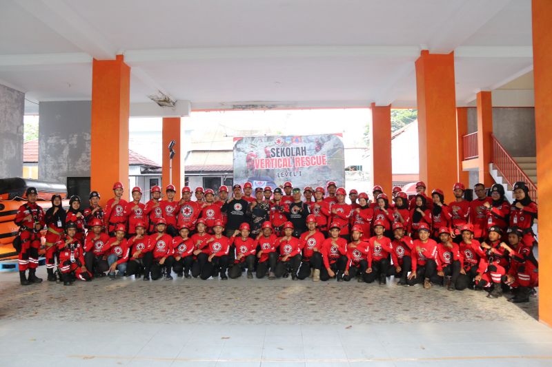 BPBD Garut: Sukarelawan bencana mengikuti pelatihan evakuasi medan terjal