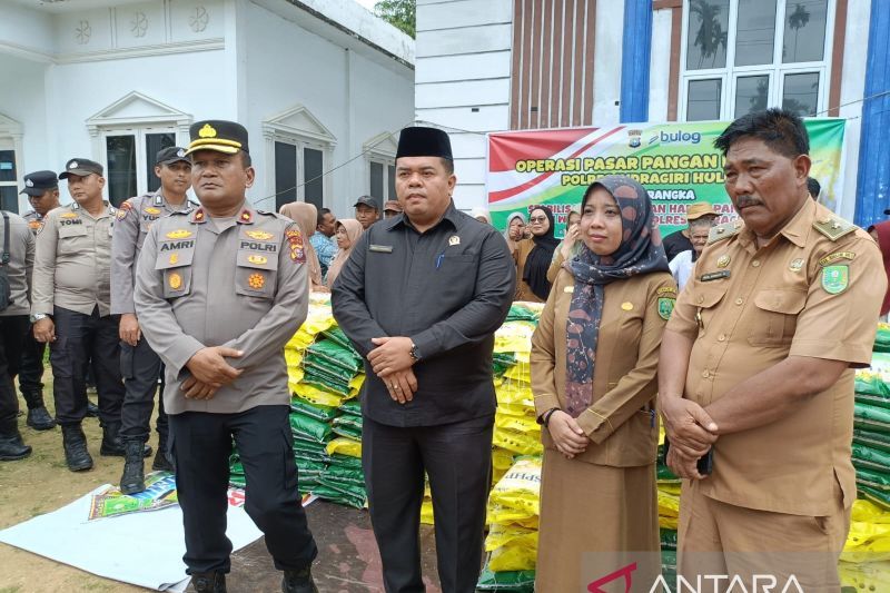 Polres Inhu peduli, masyarakat Desa Danau Baru dapat beras murah