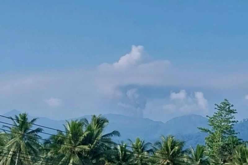 Gunung Dukono hari ini lontarkan abu vulkanik hingga 500 meter