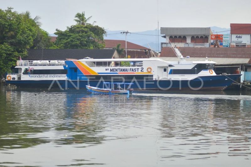 Pembatalan keberangkatan kapal ke Mentawai akibat cuaca buruk