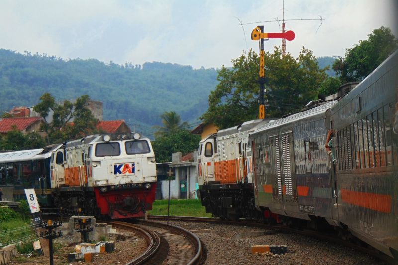 Daop 2 Bandung mencatat ketepatan waktu berangkat-kedatangani 99 persen