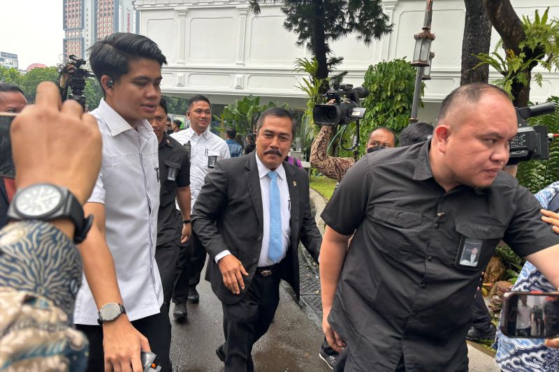 Jelang reshuffle siang ini, para menteri tiba di Istana dengan jas dan dasi biru