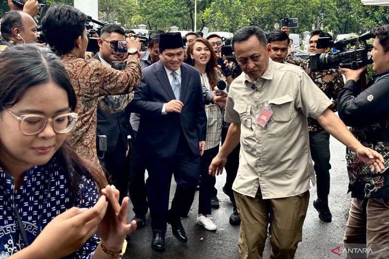 Erick Thohir Dikabarkan Jadi Menpora, Tiba di Istana Bareng Istri