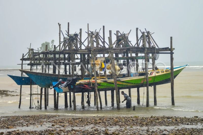 Tradisi menggantung perahu nelayan Desa Soligi