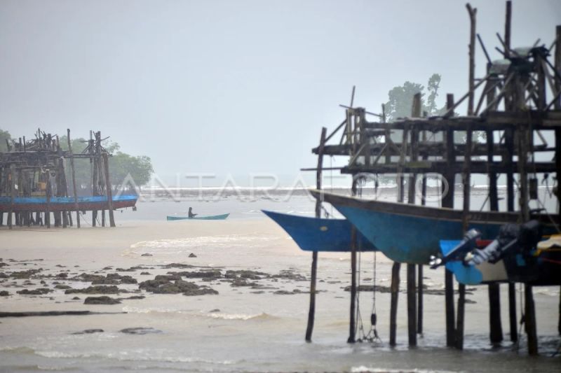 Tradisi menggantung perahu nelayan Desa Soligi