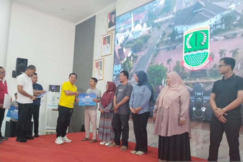 Pemkab Karawang membantu alat penunjang produksi untuk ribuan pelaku UMKM